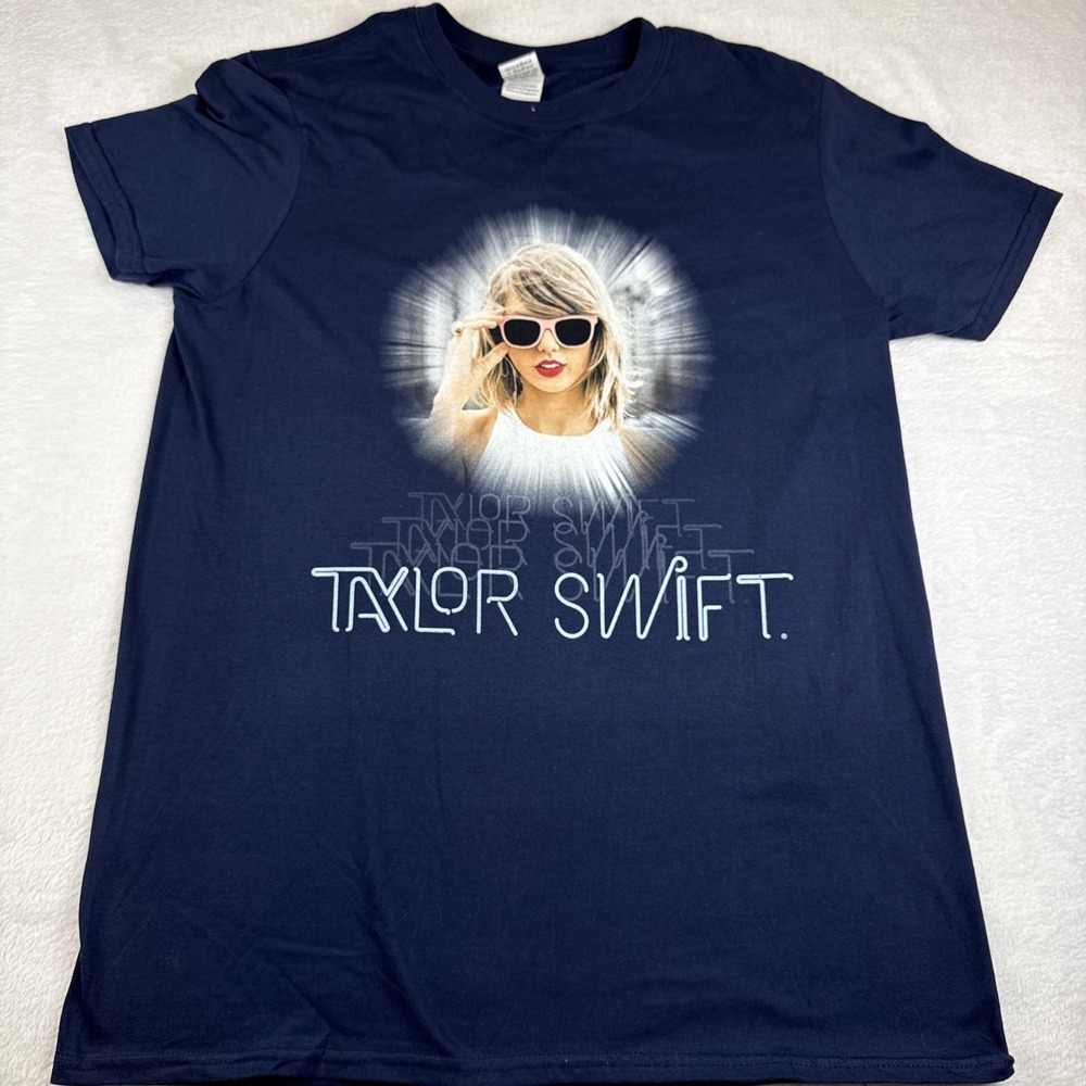 Taylor Swift The 1989 World Tour T-Shirt 2015 Concert Band Size Medium Blue EUC